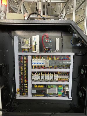 2-12 Oz Papierbecherformmaschine mit Doppelwand-Design Außengröße 2200*1350*1900mm und 2500 kg Kapazität