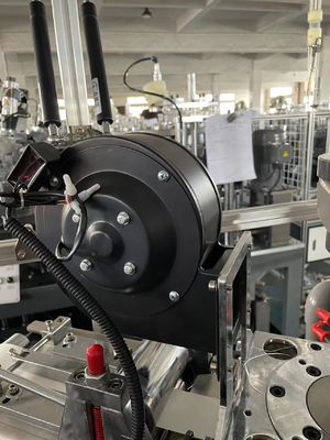 Verbrauchspapierbecherformmaschine mit 0,5-0,8 MPa Gasquelle und 150-350 GSM Papierspezifikation