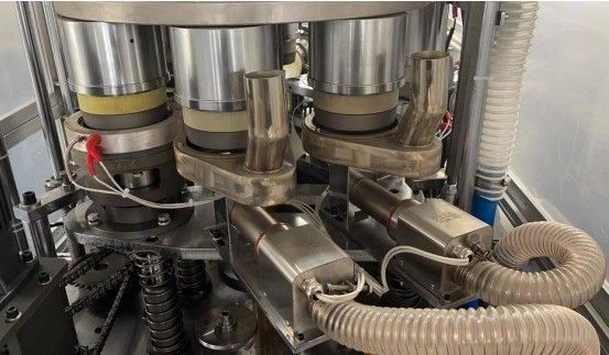 60-70 Stück/Min. Maschine zur Herstellung von Papierschalen Automatisches Formen für Gasquelle 0,5-0,8 MPa Verarbeitungstyp