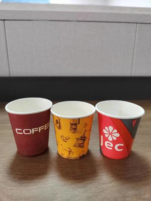2340mm*1435mm*1800mm Spannung 380V 50HZ Papierbecherherstellungsmaschine für 2-16oz Kaffeetassen in Pakistan