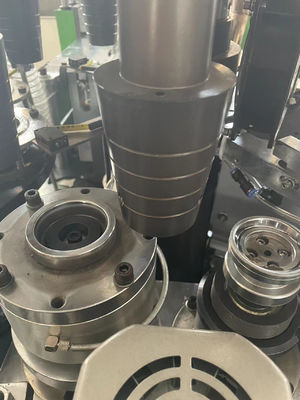 380V 50HZ Spannung Automatische Papier-Kaffee-Tasse Schaummaschine für die Einweg-Hochgeschwindigkeits-Papier-Tasse Herstellung