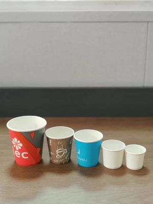 Vollautomatische Papierbechermaschine für Lebensmittelgeschäfte 120-150 Stück/Min Produktionskapazität
